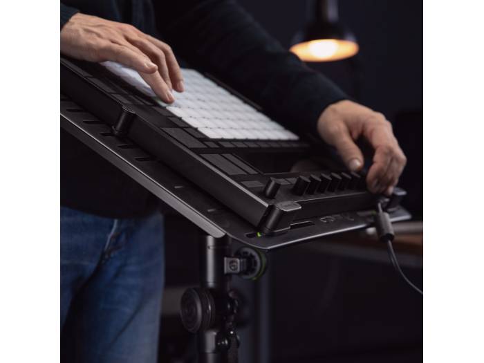 Gravity SP 5111 B - Soporte corto para altavoz, 35 mm diámetro, aluminio negro